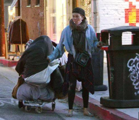 Ünlü model Loni Willison ön dişleri dökük yine çöp toplarken görüntülendi - Resim: 15